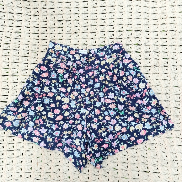 Two-Piece Floral Co-ord Set Floral Top & Shorts - Picture 7 of 11